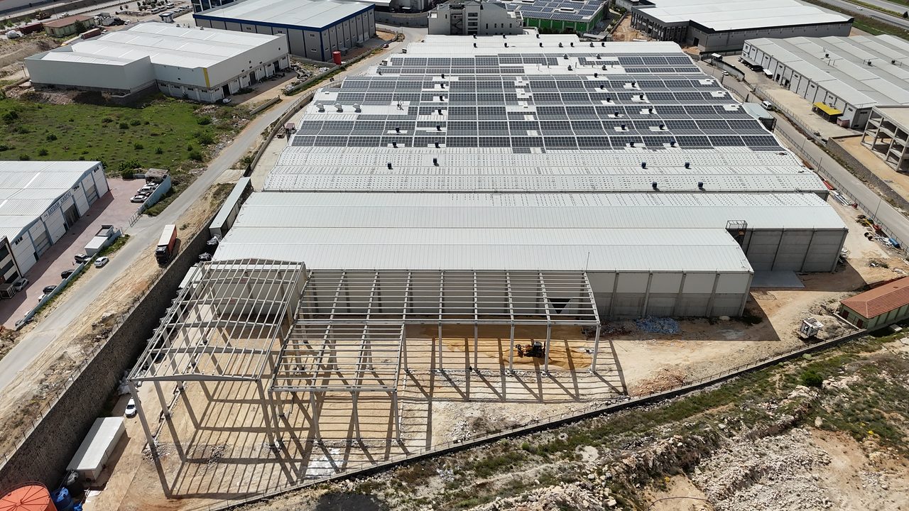 Gaziantep'te sanayi bölgesinde mevcut tesise eklenen prefabrik genişleme yapısı, havadan.