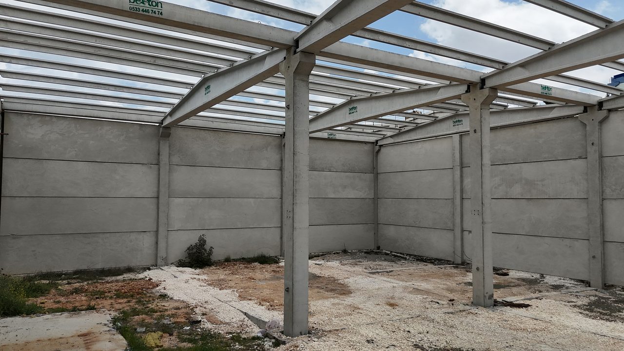 Inside the building: precast wall panels, columns and roof girders.