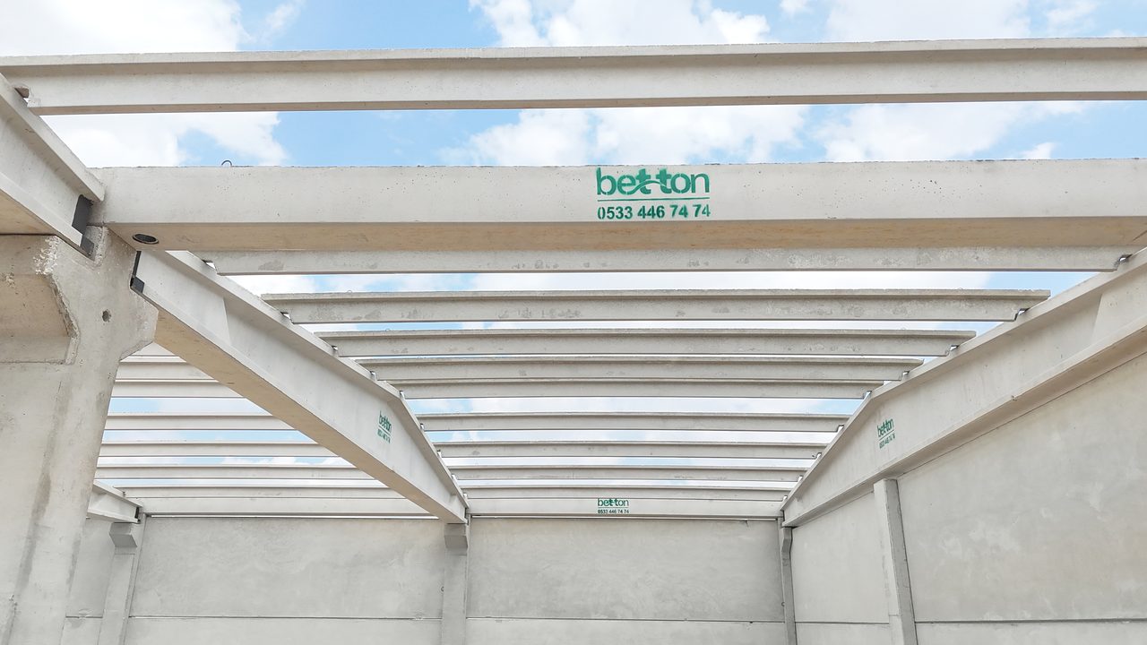 Close-up of a roof girder, purlins and column heads.