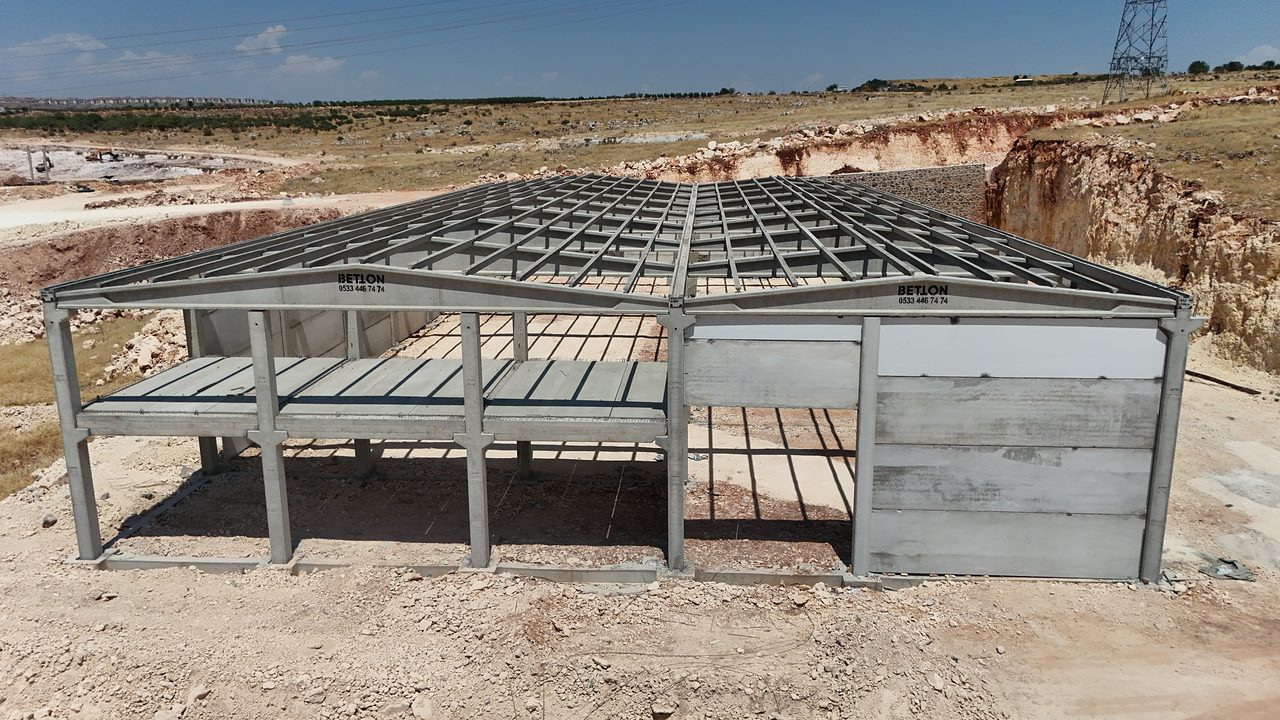 Precast production building with a mezzanine in Gaziantep: mezzanine floor, columns and precast facade panels.