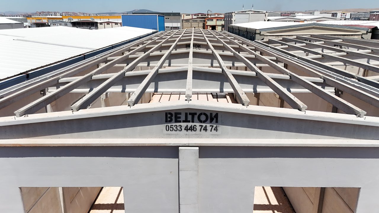 BETTON mark on the front gable beam, with roof purlins behind.